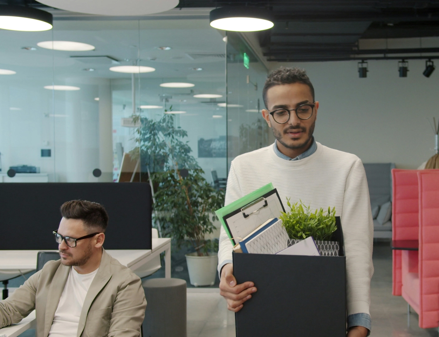 MCB – Coaching & Beratung – ein Mann im Amt, der einige Güter in seinen Händen hält